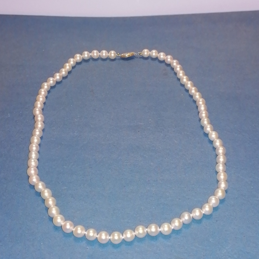 Belle de mer Pearl necklace with 14k yellow gold
